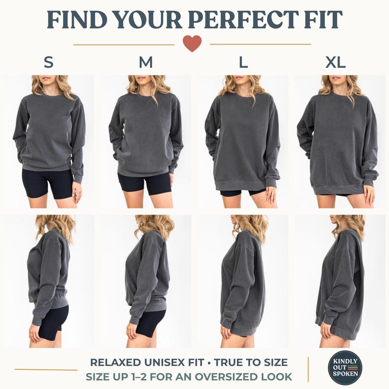 Op de afbeelding: Een antracietgrijs sweatshirt wordt getoond in de maten S, M, L en XL, met de tekst "FIND YOUR PERFECT FIT". Het sweatshirt wordt gecombineerd met een zwarte short. De tekst "RELAXED UNISEX FIT &bull; TRUE TO SIZE" is ook zichtbaar.