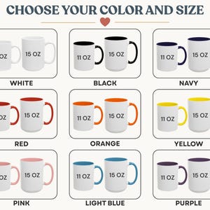 Op de afbeelding: Een selectie keramische mokken in verschillende kleuren, waaronder wit, zwart, marineblauw, rood, oranje, geel, roze, lichtblauw en paars. Elke mok is verkrijgbaar in 325 ml en 444 ml maten.