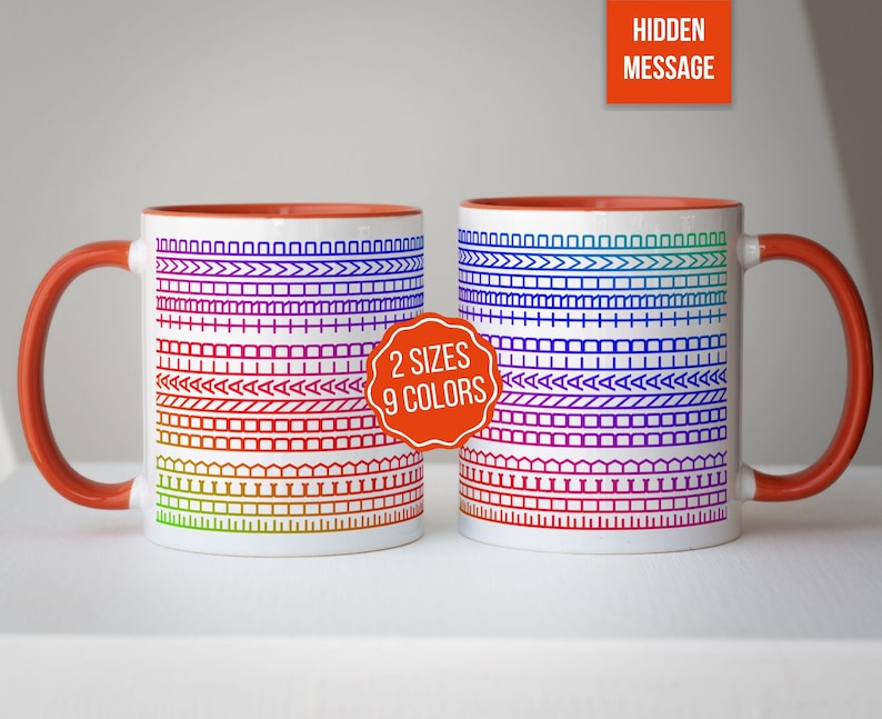 Op de afbeelding: Twee witte keramische mokken met een regenboogkleurig ontwerp. De mokken hebben oranje handvatten en interieurs. Het ontwerp bevat verschillende geometrische patronen in een spectrum van kleuren. Collectie met 2 maten en 9 kleuren.