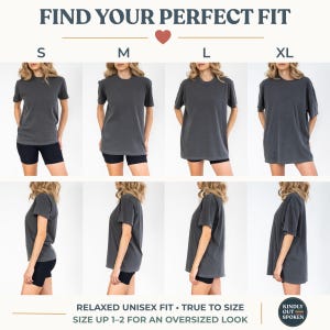 Pu&ograve; includere: Una tabella di confronto delle taglie per una t-shirt grigio antracite con il testo FIND YOUR PERFECT FIT. L'immagine mostra le taglie S, M, L e XL da angolazioni frontali e laterali, con il testo RELAXED UNISEX FIT &bull; TRUE TO SIZE SIZE UP 1-2 FOR AN OVERSIZED LOOK.