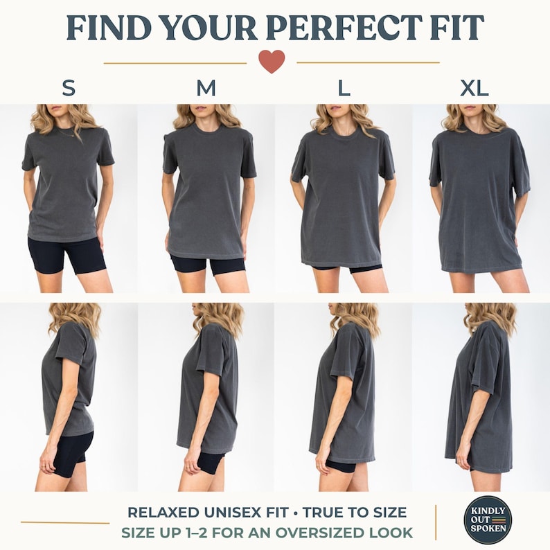 Pu&ograve; includere: Una tabella di confronto delle taglie per una t-shirt grigio antracite con il testo FIND YOUR PERFECT FIT. L'immagine mostra le taglie S, M, L e XL da angolazioni frontali e laterali, con il testo RELAXED UNISEX FIT &bull; TRUE TO SIZE SIZE UP 1-2 FOR AN OVERSIZED LOOK.