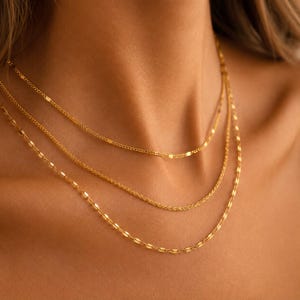 Gouden drielaagse ketting, verfijnde gelaagde ketting, sieraad van titaniumstaal, minimalistische ketting, cadeau voor haar, gouden sieraden voor elke dag