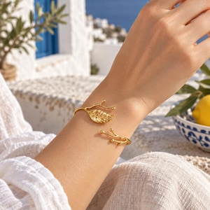 Armreif mit goldenem Zweig- und Blättermotiv, 18 Karat vergoldetes Messing, naturinspiriertes offenes Armband, Boho-Schmuckstück mit floralem Zweigmuster – das perfekte Geschenk für Sie
