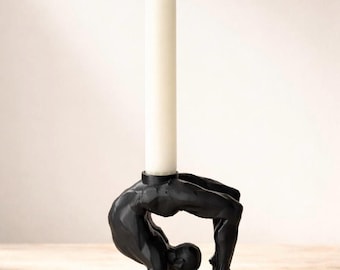 Kandelaar met brug over menselijk lichaam | Minimalistische figuursculptuur | Modern artistiek decor kandelaar