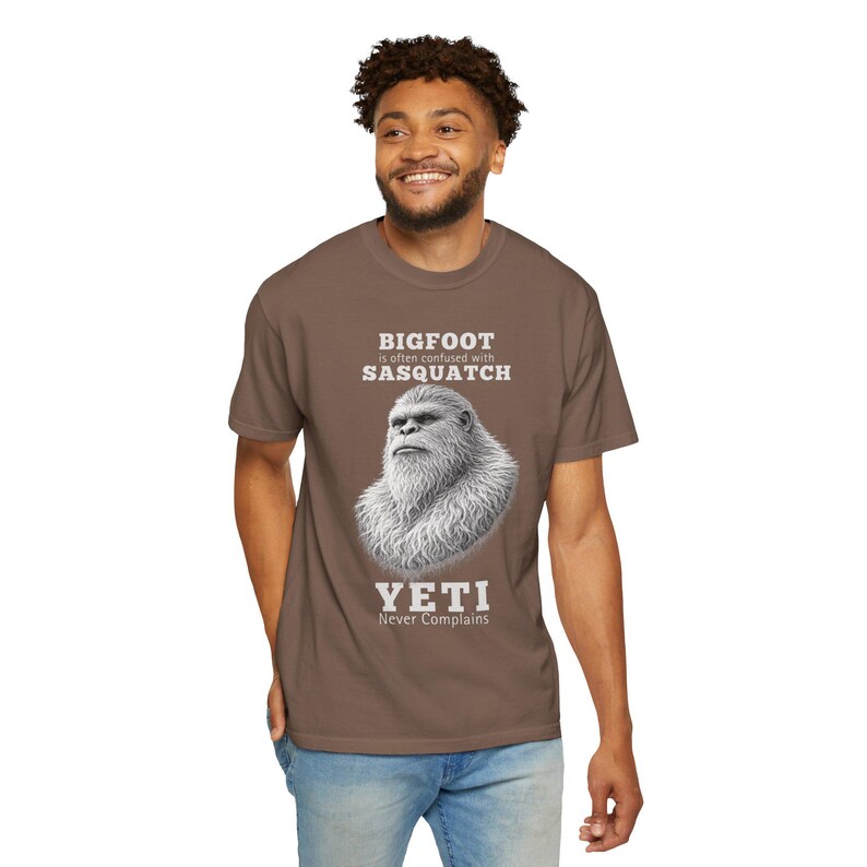 Camiseta Bigfoot Comfort Colors Cotton Tee Sasquatch Yeti Never Complains imagen 9