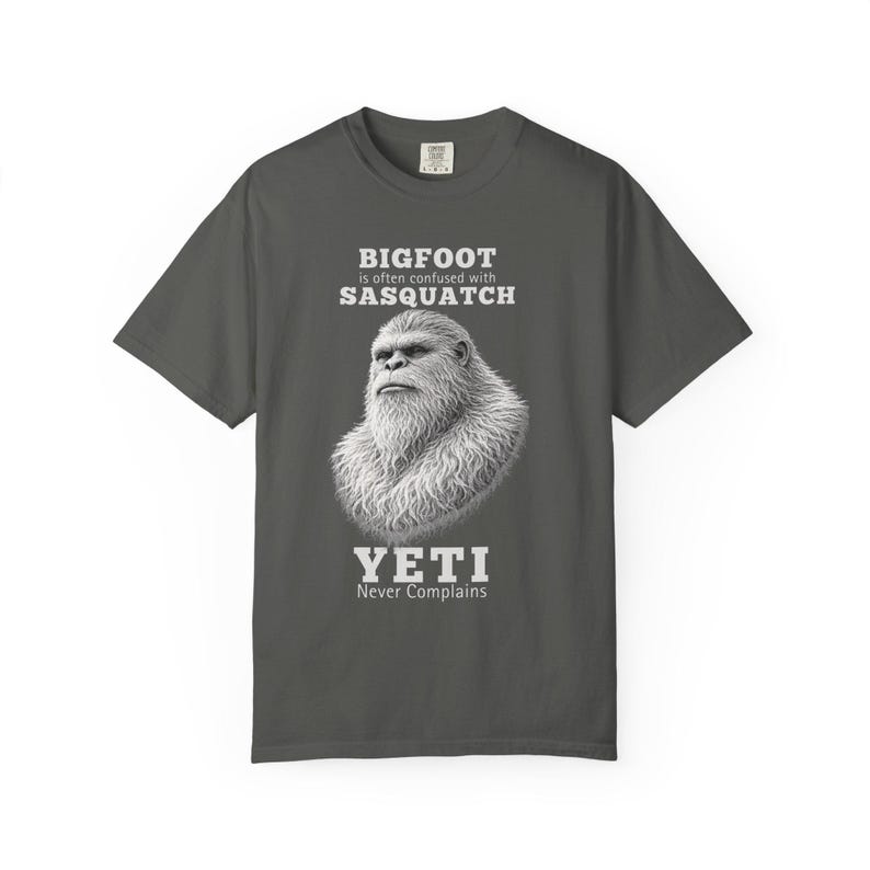 Camiseta Bigfoot Comfort Colors Cotton Tee Sasquatch Yeti Never Complains imagen 4