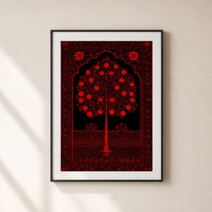 Puede incluir: Impresión artística enmarcada que presenta un árbol estilizado con frutos rojos sobre un fondo negro. El árbol está encerrado dentro de un marco arqueado, y el borde está adornado con patrones florales. La obra se presenta en un marco negro.