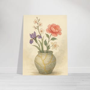 Op de afbeelding: Waterverfprint van een vaas met bloemen. De vaas is een gedempt groen met goudkleurige scheuren. De bloemen zijn onder meer een grote roze pioenroos, paarse irissen en kleine witte bloesems. De achtergrond is zacht beige.