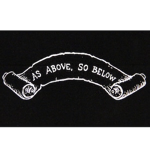 Puede incluir: Ilustración en blanco y negro de un rollo con el texto "As Above, So Below" escrito en él.