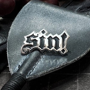 SÜNDE! Pin aus Emaille