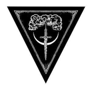 Può includere: Un'illustrazione in bianco e nero di una spada all'interno di un triangolo con una mezzaluna e nuvole sopra.