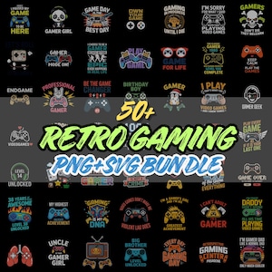 以下が含まれることがあります： 50以上のレトロゲームPNGおよびSVGデザインのコレクション。コントローラー、引用句、キャラクターイラストなど、さまざまなゲーム関連のフレーズとグラフィックが特徴です。さまざまな色とスタイルでデザインされています。