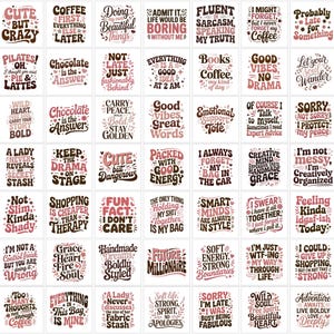 以下が含まれることがあります： 「Cute but Crazy」や「Coffee First」などのフレーズが書かれた、ピンクと白の引用句アートプリントのコレクション。装飾的なフォントと装飾が特徴で、インテリアに適しています。