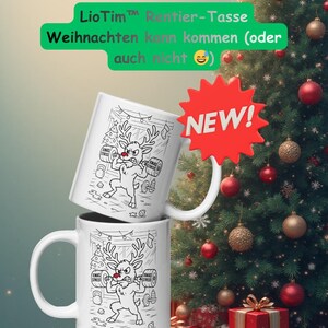 Könnte beinhalten: Zwei weiße Keramikbecher mit einem Cartoon-Rentier, das Gewichte stemmt, mit der Aufschrift "XMAS STRESS". Die Becher sind gestapelt, mit einem roten "NEW!"-Schild im Hintergrund. Das Bild ist vor einem Weihnachtsbaum mit Ornamenten.