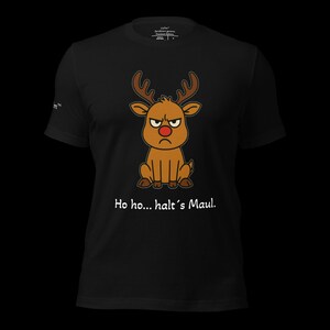 K&ouml;nnte beinhalten: Schwarzes T-Shirt mit einem Cartoon-Rentier mit w&uuml;tendem Gesicht und roter Nase. Das Rentier hat braunes Geweih und sitzt. Der Text "Ho ho... halt's Maul" ist darunter gedruckt. Ein humorvolles Weihnachtsdesign.