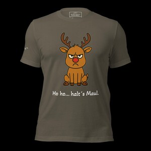 K&ouml;nnte beinhalten: Olivgr&uuml;nes T-Shirt mit einem Cartoon-Rentier mit w&uuml;tendem Gesicht und roter Nase. Das Rentier hat braunes Geweih und sitzt. Der Text "Ho ho... halt's Maul." ist unter dem Rentier aufgedruckt.