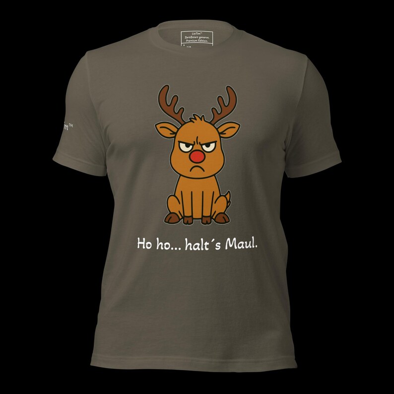 K&ouml;nnte beinhalten: Olivgr&uuml;nes T-Shirt mit einem Cartoon-Rentier mit w&uuml;tendem Gesicht und roter Nase. Das Rentier hat braunes Geweih und sitzt. Der Text "Ho ho... halt's Maul." ist unter dem Rentier aufgedruckt.
