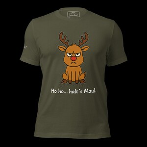 K&ouml;nnte beinhalten: Olivgr&uuml;nes T-Shirt mit einem Cartoon-Rentier mit w&uuml;tendem Gesicht und roter Nase. Das Rentier hat braunes Geweih und sitzt. Unter dem Rentier steht der Text "Ho ho... halt's Maul."