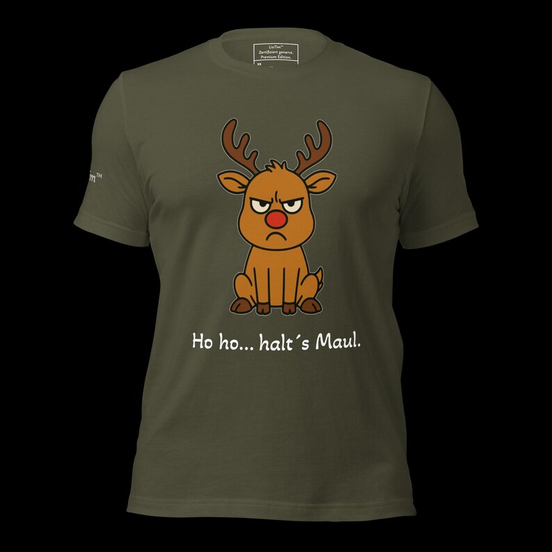 K&ouml;nnte beinhalten: Olivgr&uuml;nes T-Shirt mit einem Cartoon-Rentier mit w&uuml;tendem Gesicht und roter Nase. Das Rentier hat braunes Geweih und sitzt. Unter dem Rentier steht der Text "Ho ho... halt's Maul."