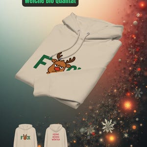 Peut inclure: Sweat &agrave; capuche blanc cass&eacute; avec un motif de renne et la lettre "F" en vert. Le texte sur le sweat &agrave; capuche dit "Weihnachten ohne Stress Der F*CK Hoodie mit Humor Weiche Bio Qualit&auml;t". L'image montre &eacute;galement deux autres mod&egrave;les de sweat &agrave; capuche.