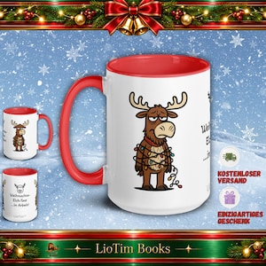Könnte beinhalten: Ein weißer Keramikbecher mit rotem Innenraum und Henkel, verziert mit einer Cartoon-Illustration eines braunen Elchs, der sich in einer bunten Lichterkette verheddert hat. Der Text lautet "Weihnachts-Elch-Test...in Arbeit!" mit LioTim.