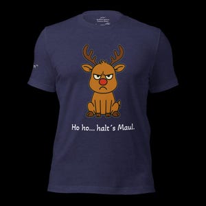 K&ouml;nnte beinhalten: Marineblaues T-Shirt mit einem Cartoon-Rentier mit w&uuml;tendem Gesicht und roter Nase. Das Rentier hat braunes Geweih und sitzt. Der Text "Ho ho... halt's Maul" ist unter dem Rentier aufgedruckt.