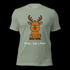 K&ouml;nnte beinhalten: Hellgr&uuml;nes T-Shirt mit einem Cartoon-Rentier-Design. Das Rentier hat einen w&uuml;tenden Gesichtsausdruck, braunes Geweih und eine rote Nase. Der Text "Ho ho... halt's Maul." ist unter dem Rentier aufgedruckt.
