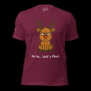 K&ouml;nnte beinhalten: Burgunderfarbenes T-Shirt mit einem Cartoon-Rentier mit w&uuml;tendem Gesicht und roter Nase. Darunter steht der Text "Ho ho... halt's Maul". Das T-Shirt hat kurze &Auml;rmel und einen Rundhalsausschnitt.