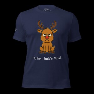 K&ouml;nnte beinhalten: Marineblaues T-Shirt mit einem Cartoon-Rentier mit w&uuml;tendem Gesicht und roter Nase. Der Text "Ho ho... halt's Maul" ist darunter gedruckt. Das T-Shirt hat kurze &Auml;rmel und einen Rundhalsausschnitt.