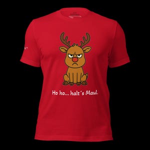 K&ouml;nnte beinhalten: Rotes T-Shirt mit einem Cartoon-Rentier mit w&uuml;tendem Gesicht und roter Nase. Das Rentier hat braunes Geweih und sitzt. Der Text "Ho ho... halt's Maul." ist unter dem Rentier aufgedruckt.