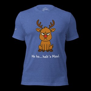 K&ouml;nnte beinhalten: Blaues T-Shirt mit einem Cartoon-Rentier mit w&uuml;tendem Gesicht und roter Nase. Der Text "Ho ho... halt's Maul" ist darunter gedruckt. Das T-Shirt besteht aus einem weichen Material.
