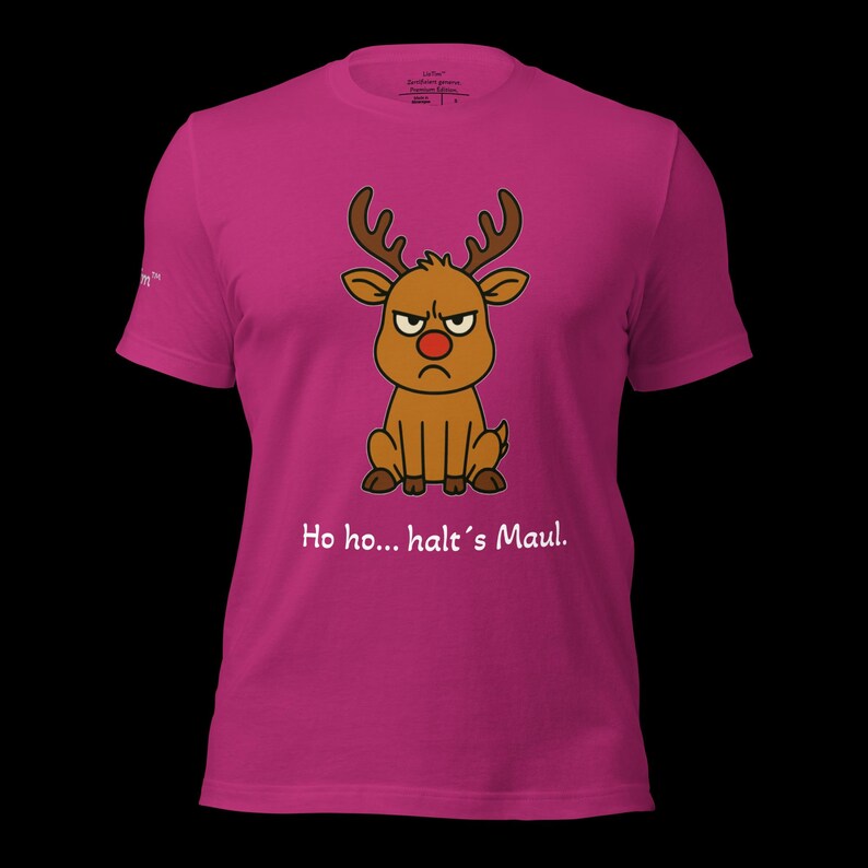 K&ouml;nnte beinhalten: Magentafarbenes T-Shirt mit einem Cartoon-Rentier mit w&uuml;tendem Gesicht und roter Nase. Das Rentier hat braunes Geweih und sitzt. Der Text "Ho ho... halt's Maul." ist unter dem Rentier aufgedruckt.