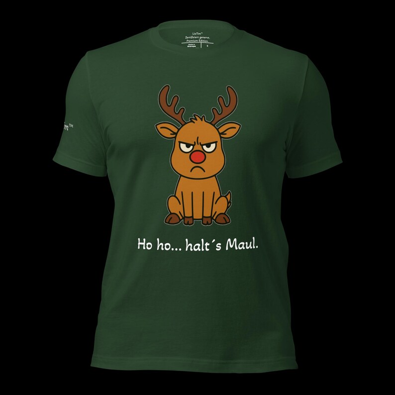 K&ouml;nnte beinhalten: Dunkelgr&uuml;nes T-Shirt mit einem Cartoon-Rentier mit w&uuml;tendem Gesicht und roter Nase. Das Rentier hat braunes Geweih und sitzt. Der Text "Ho ho... halt's Maul" ist unter dem Rentier aufgedruckt.