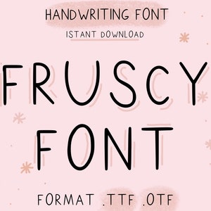 Può includere: Uno sfondo rosa con stelle bianche e un font di scrittura a mano chiamato "FRUSCY FONT" in nero. I testi "HANDWRITING FONT" e "INSTANT DOWNLOAD" sono anche in nero. Il testo "FORMAT .TTF .OTF" è in nero e rosa.