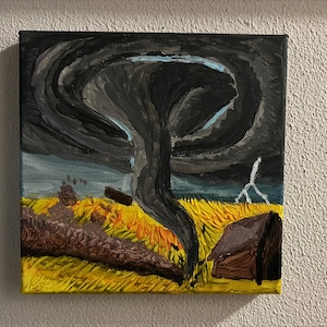 Può includere: Dipinto su tela quadrato raffigurante un tornado sopra un campo giallo con una piccola casa marrone. Il tornado è grigio scuro e nero, con un cielo blu. Un fulmine è visibile.