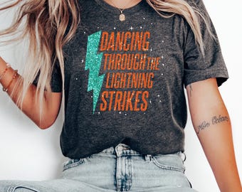 Maglietta Dancing Through The Lightning Strikes, felpa con grafica ispirata a Opalite, regalo per gli appassionati di musica country, maglietta con abbigliamento da ballo