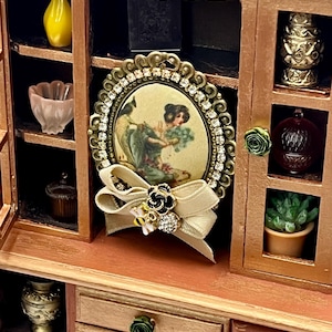Vitrina floral estilo shabby chic – Armario de estilo vintage en bronce con broche. Escala 1:12.