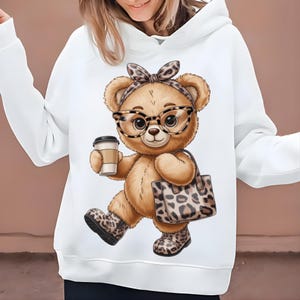 Koffieteddybeer met luipaardprint, png, girly met bril en portemonnee, modieuze dierenprint