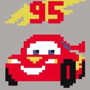 Könnte beinhalten: Pixeliges Bild eines roten Rennwagens mit der Nummer 95 und gelben Blitzen darüber. Das Auto hat blaue Augen und einen lächelnden Mund. Der Hintergrund ist grau mit einem rot-weißen Rand.