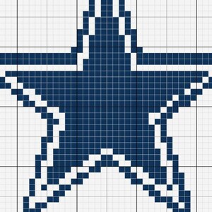 Op de afbeelding: Een gepixeld, marineblauw sterontwerp op een witte rasterachtergrond. De ster heeft vijf punten, die duidelijk worden gedefinieerd door het gepixelde patroon. Het ontwerp is geschikt voor kruissteek of andere handwerkprojecten.