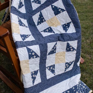 Sunny Shoofly Quiltmönster PDF | Nybörjarvänligt, traditionellt block | 6 storlekar