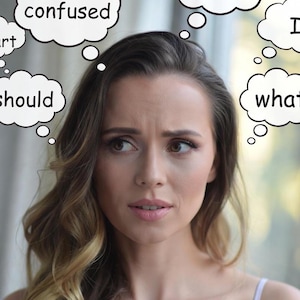 Peut inclure: Une femme aux longs cheveux ondulés semble perplexe, avec des bulles de pensée au-dessus de sa tête contenant des mots comme "confus", "où" et "quoi". L'image évoque l'incertitude et la contemplation.