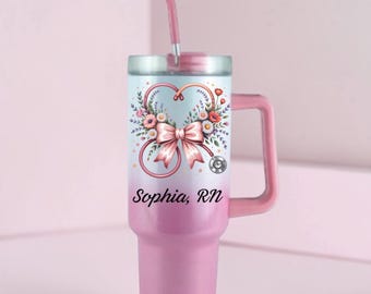Vaso térmico personalizado de acero inoxidable con asa, diseño de corazón y lazo de enfermera, disponible en tamaños de 40 oz, 30 oz y 20 oz.
