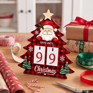 Julnedräkningskalender, nedräkning till julgran i trä, juldekoration på bord, familjetraditionell present