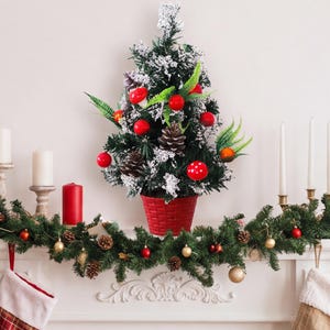 Corona navideña y mini árbol de Navidad, decoración navideña artificial de piñas y bayas, decoración rústica para mesa en Navidad.