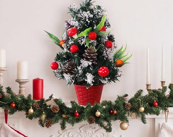 Corona navideña y mini árbol de Navidad, decoración navideña artificial de piñas y bayas, decoración rústica para mesa en Navidad.