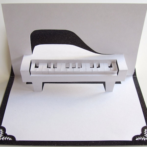 GRAND PIANO 3D Pop Up Carte de vœux pour les mélomanes Décoration intérieure taille à la main Architecture origamique en blanc et noir chatoyant lumineux.