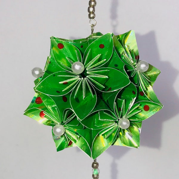 ST PATRICK Kusudama Origami modulaire fait main en papier vert néon scintillant, présenté sur un support en métal doré