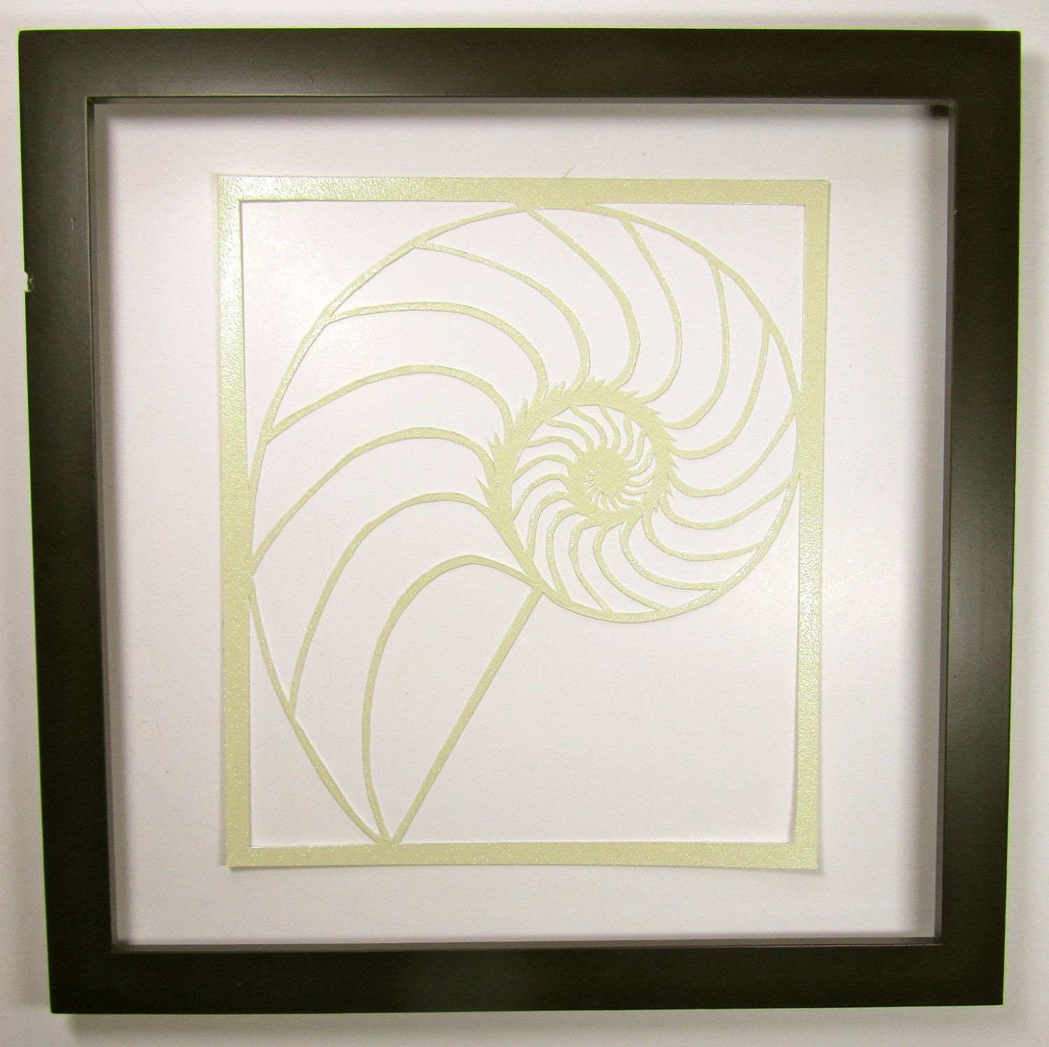 Papier découpé en forme de coquillage NAUTILUS en jaune clair scintillant, art mural symbolique, décoration d'intérieur Design ORIGINAL SIGNÉ découpé à la main encadré OOaK