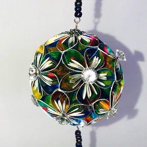 Adorno de origami Kusudama hecho a mano, papel metálico brillante con soporte de metal. Pieza única.